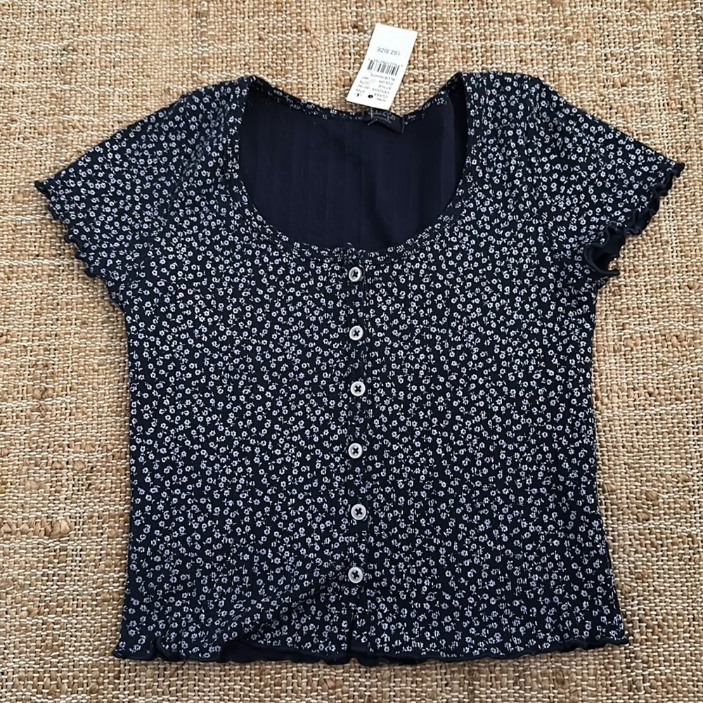 **LAST CALL** New J Galt Pacsun Floral BlueWhite Button Down Cropped Fitted Top